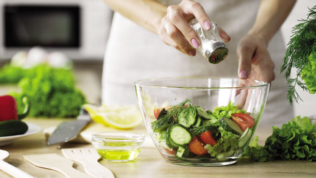 Скривена је опаснија од оне из сланика: Колико је важна со у исхрани и шта се догађа ако је претерано уносимо